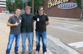 Ricardo Macedo e Henrique Sanches da Two Tone com o Mike Voltz da Gibson Memphis.jpg
